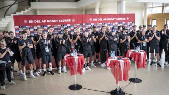 Pemain Denmark memberikan tepuk tangan kehormatan kepada para penggemar