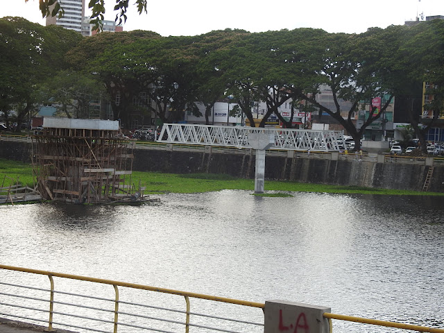 Resultado de imagem para passarela que está sendo construída sobre o Rio Cachoeira