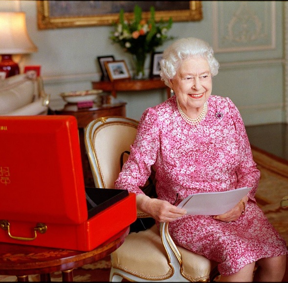 Queens of England The Queen at 90 the celebration guide