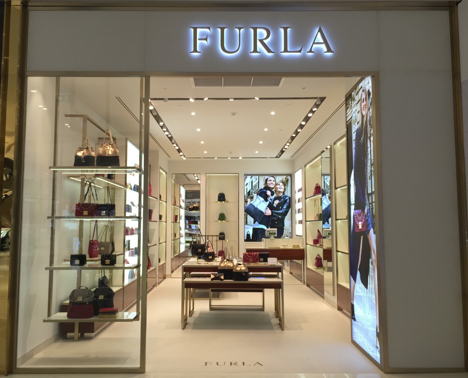 If rita opens will open a boutique. Furla Boutique in Milano. Бутик фурла в ГУМЕ. Furla Boutique New Design. Магазин Furla Пхукет.