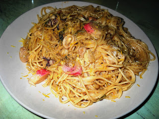 Spaghetti cu fructe de mare, iaurt și lămâie