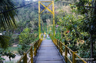 Indahnya Pemandangan Jembatan Kuning Selopamioro, cah yogya