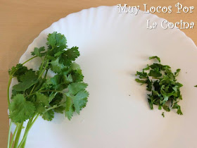 Ramas de cilantro fresco y cilantro picado