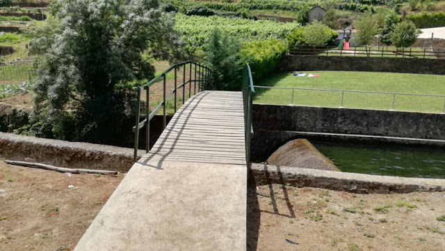 Ponte Pedonal sobre o Rio Aguilhão na Praia de Fornelos Ponte Pedonal sobre o Rio Aguilhão na Praia de Fornelos