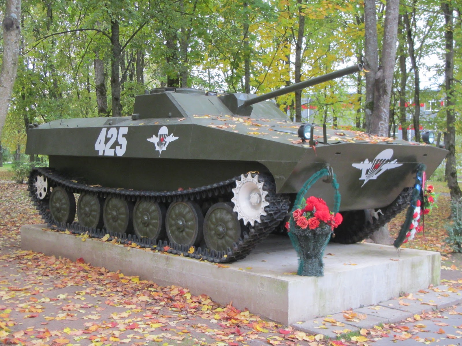 бмп кирово-чепецк. памятник бмп на красном проспекте. памятник бмп североуральск. кириши танк. бмп в городе.