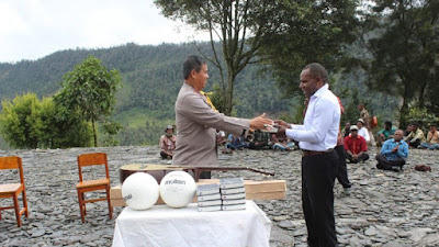 Dekatkan Diri Dengan Warga, Polisi Sumbangkan Alkitab ke Gereja