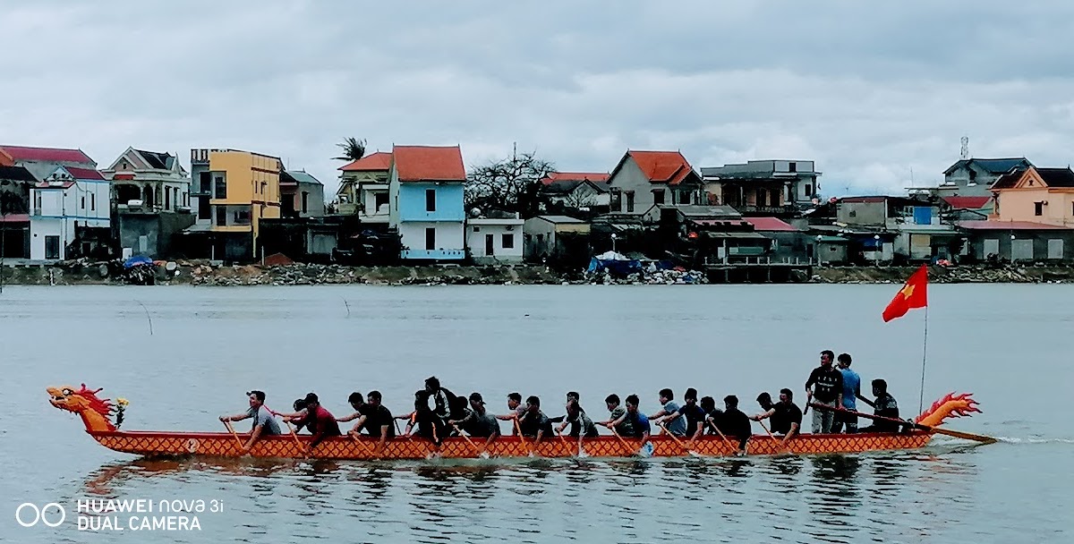 Những lễ hội đua thuyền truyền thống tại Quảng Bình là một trải nghiệm đầy màu sắc và thú vị. Người dân địa phương sẽ đem đến cho bạn một trải nghiệm vô cùng tuyệt vời trong một không khí sống động và đầy kích thích. Khám phá và trải nghiệm một trong những hoạt động truyền thống đặc sắc của Việt Nam bằng cách nhấp chuột vào hình ảnh liên quan.