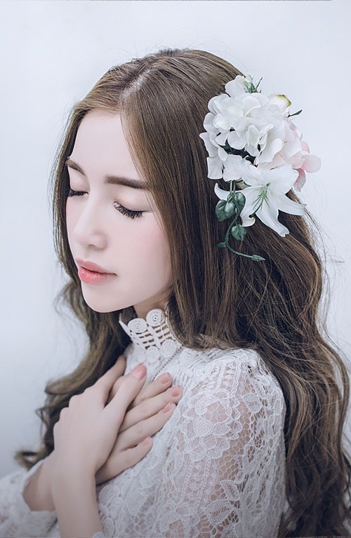 976108f8173852ad8cf76924020d8017 Bà mẹ 2 con Elly Trần giữ da mướt mọng như thế nào?