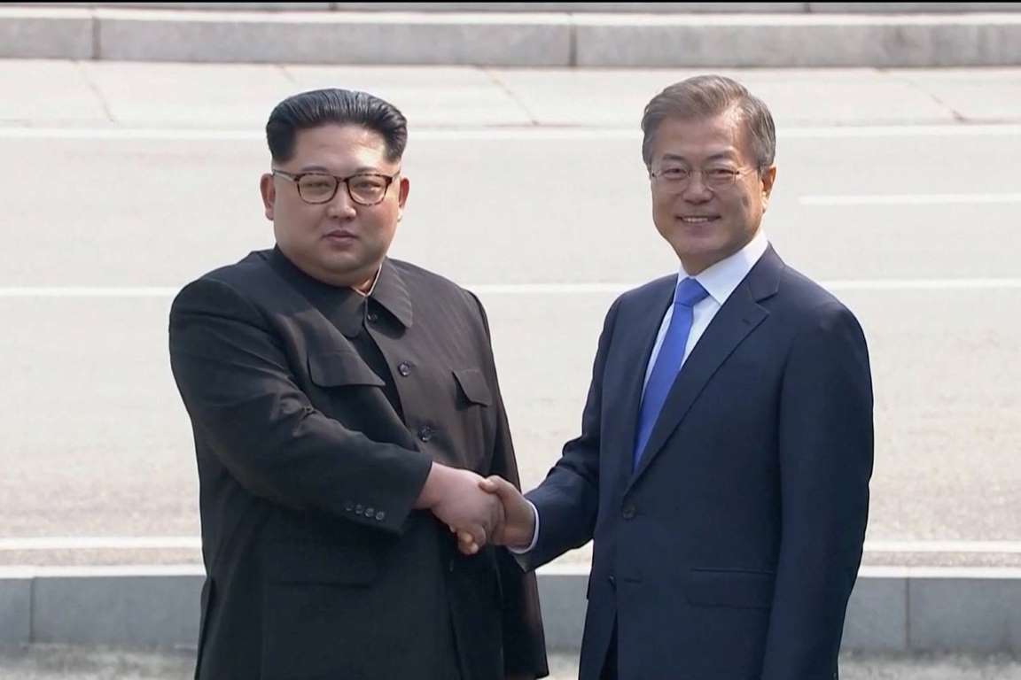 Histórico: Assista o momento em que Kim Jong-un quebra protocolo entre as Coreias