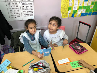 alumnas trabajando en el aula