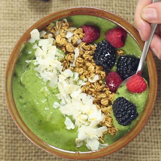 Avocado, Kale & Raspberry Smoothie Bowl Easy Food Delicious