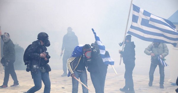 Σύνταγμα: Συνεχείς οι ρίψεις χημικών από την Αστυνομία - Κινδύνευσε κόσμος Σύνταγμα: Συνεχείς οι ρίψεις χημικών από την Αστυνομία - Κινδύνευσε κόσμος