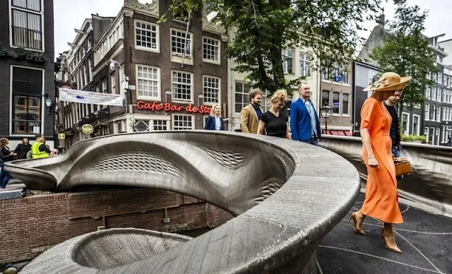 Queen Maxima wore a color dress from Natan. She opened a 3D-printed steel pedestrian bridge on the Oudezijds Achterburgwal