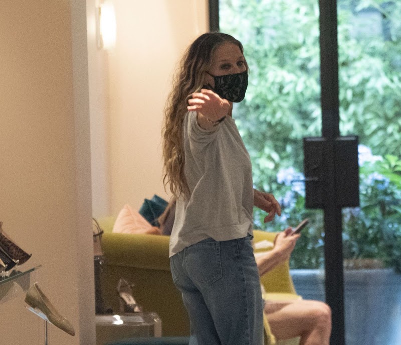 Sarah Jessica Parker Clicks  at Her Flagship Store in New York 5 Aug -2020