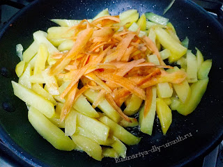 Жареная картошка с морковью и луком