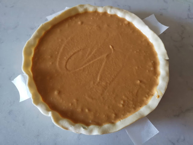 Verter crema de calabaza en molde