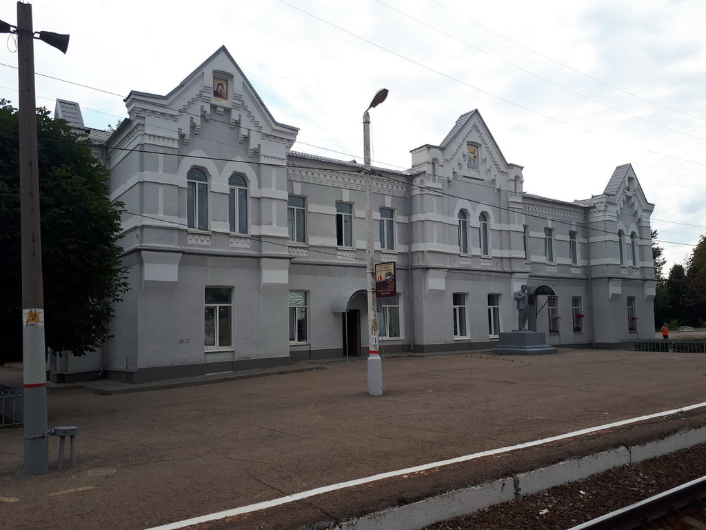 площадь жд вокзала омск. новотроицк ленин вокзал. памятник ленину на вокзале краснодар 1. поселок кукмор татарстан. памятник ленину на ярославском вокзале.