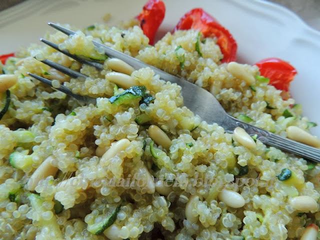 quinoa con zucchine, pinoli e peperoni 