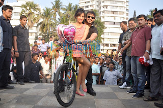 Vivek Oberio proposes Neha for 'Jayanta Bhai Ki Luv Story' promotions