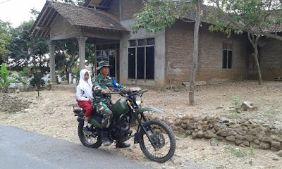 KEGEMBIRAAN DAN KECERIAAN SISWA SDN SUKOREJO KETIKA PULANG SEKOLAH MENDAPAT TUMPANGAN NAIK MOTOR BERSAMA BAPAK