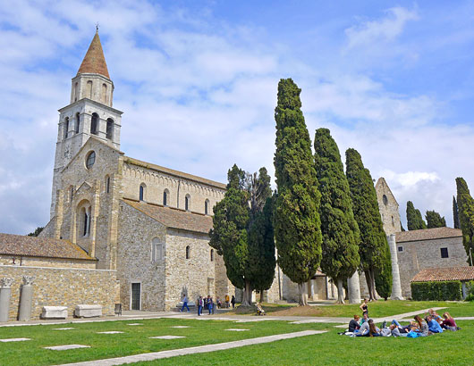 モザイク画で有名なアクイレイア大聖堂（サンタ･マリア･アッスンタ聖堂）は、その建物自体も美しい。