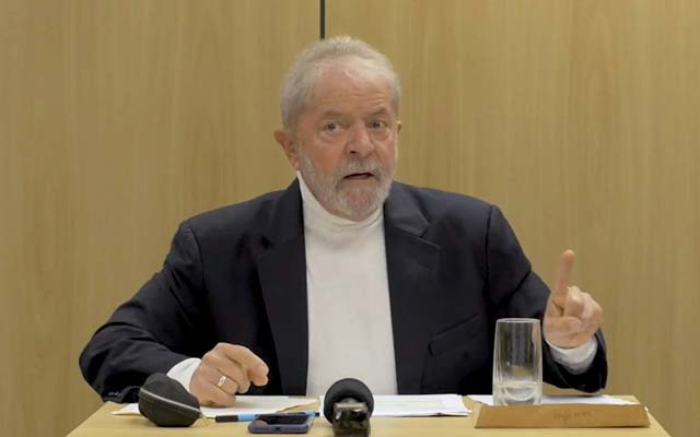 Bolsonaro é como um chefe de torcida organizada, diz Lula; assista