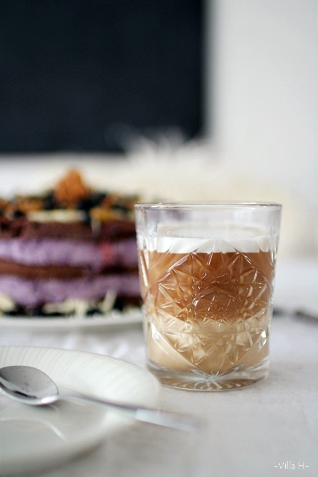 Villa H 15. NAKED CAKE // MUSTIKKAVALKOSUKLAA