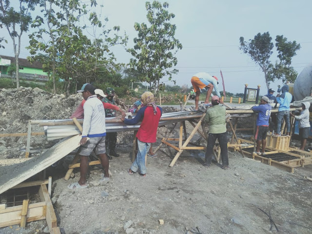 Babinsa dan Warga Gotong Royong  Pengecoran Rumah