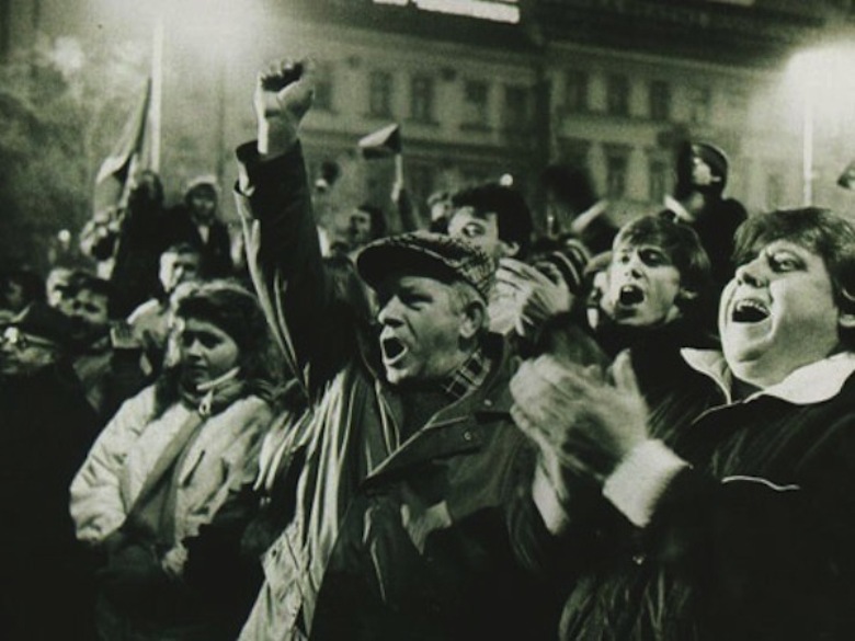 Svartvitt fotografi på folk i revolution