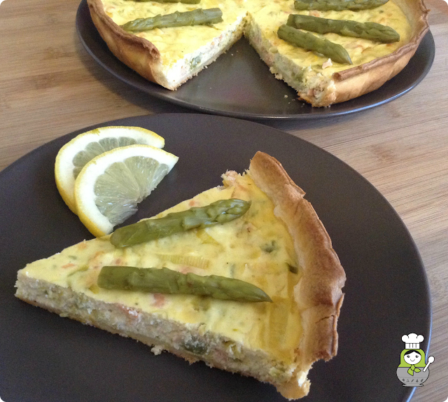 Tarta de salmón, ricotta y espárragos verdes