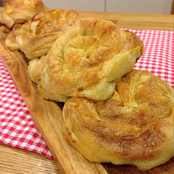 PIRASALI PEYNİRLİ GÜL BÖREĞİ Lezzetli Sunumlar