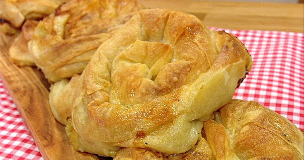 PIRASALI PEYNİRLİ GÜL BÖREĞİ Lezzetli Sunumlar