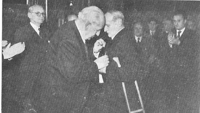 Medalla de Oro al Mérito Ajedrecista impuesta a José Juncosa Molins en 1955