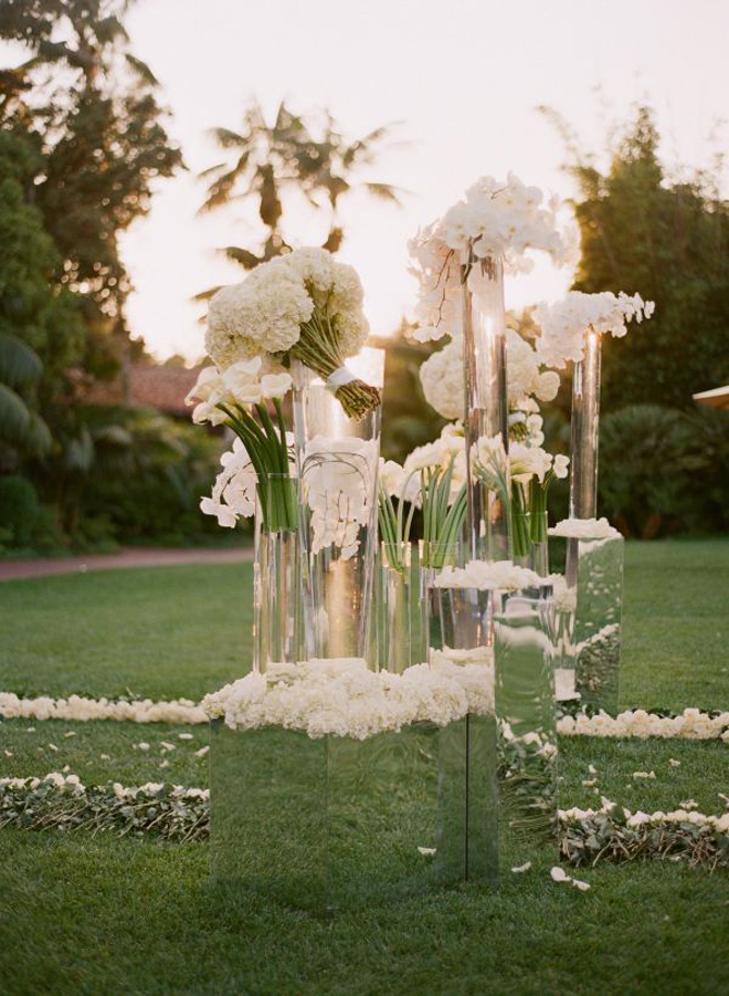10 Steal-Worthy Flower Arrangements For Your Wedding Ceremony - Belle