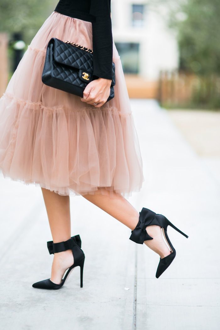 Street style Blush tulle skirt, Chanel handbag and cute black heels