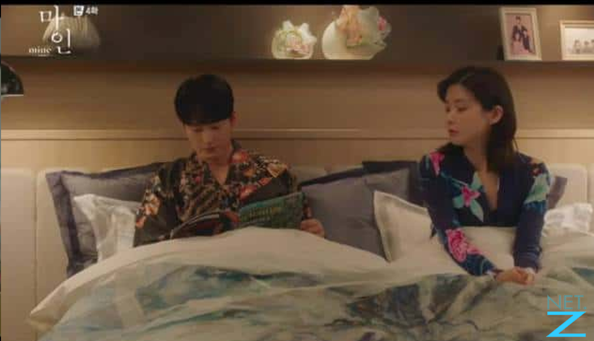 Hiso approached Ji Young who was reading a magazine