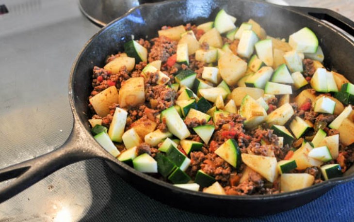 кабачки с фаршем на сковороде тушеные. баклажаны кусочками на сковороде со с со сметаной. овощное рагу с фаршем в духовке. фаршированные кабачки с фаршем на сковороде. кабачки тушеные с фаршем.