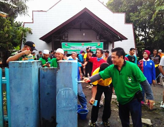 Bantu Perbaiki Bekas Pemboman, Aksi Relawan Masjid Di Gereja Ini Membuat Sejuk