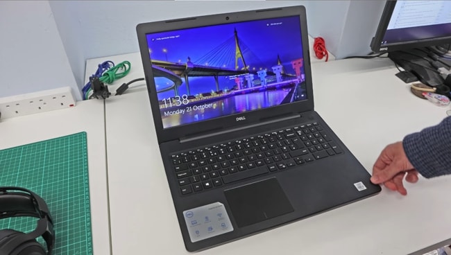 Dell Inspiron 3593 laptop on desk.