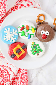 These Christmas Oreos are so festive and adorable, and perfect for gifting!