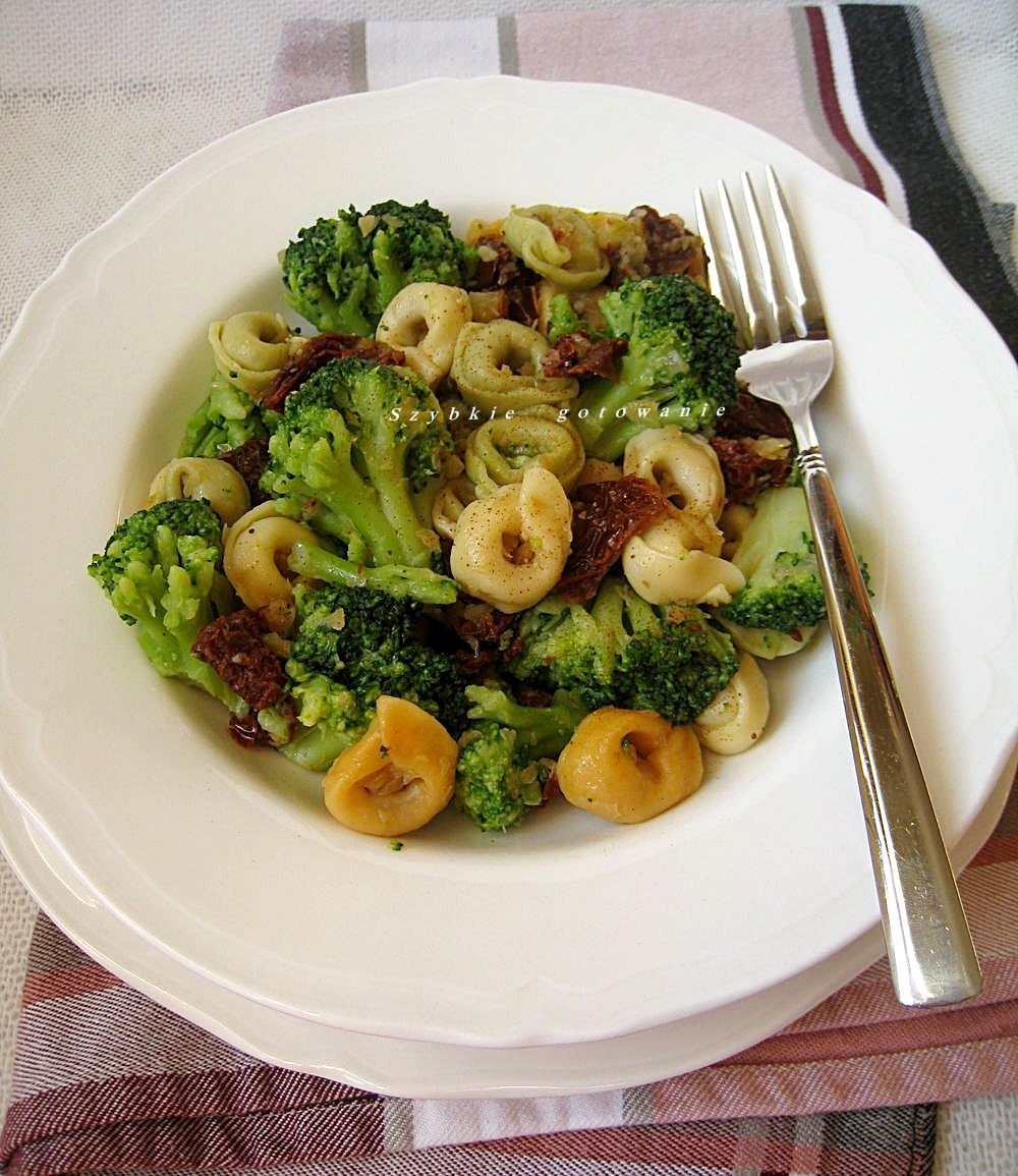 Szybkie gotowanie Makaron tortellini z brokułami i pomidorami