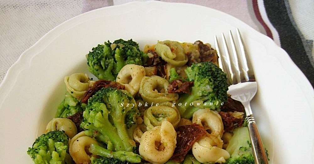 Szybkie gotowanie Makaron tortellini z brokułami i pomidorami