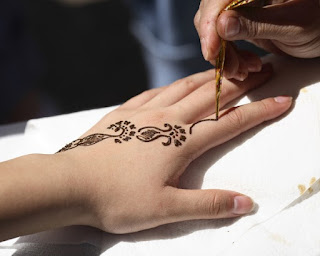 Cara Henna tangan, Dalam Proses Mendapatkan tato henna tidak benar-benar membutuhkan terlalu banyak persiapan.