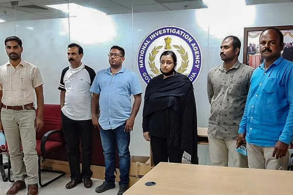 Gold smuggling case accused Swapna, Sandeep brought to Kochi, NIA court remands them, Kochi, Airport, Smuggling, Arrested, Remanded, NIA, Court, Kerala