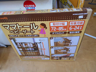 中古のママトールベビーゲート1990円７２㎝から８５㎝