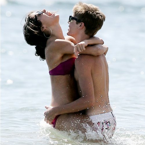 justin bieber selena gomez beach kiss. Justin Bieber Kissing Selena