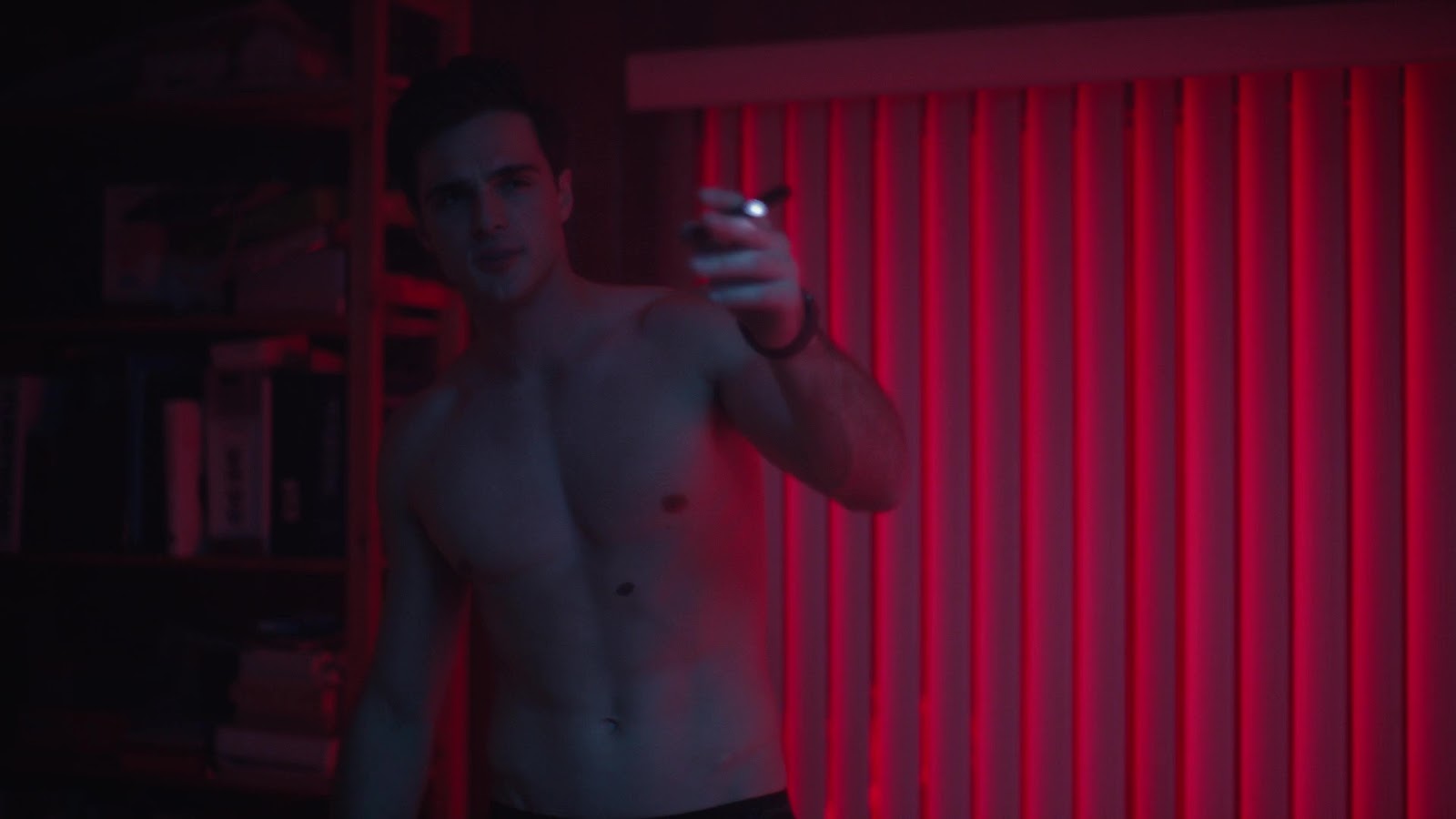 Jacob Elordi Shirtless & Algee Smith Mostra Il Sedere.