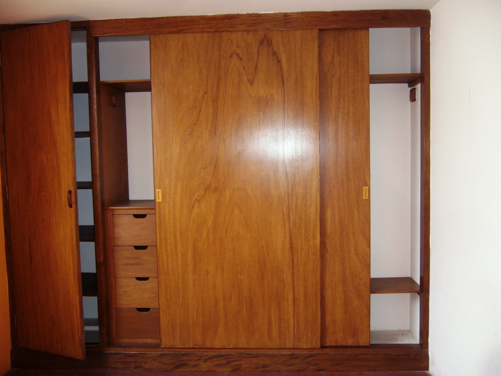 REMATE DE ACABADOS: Closet - Madera Cedro.