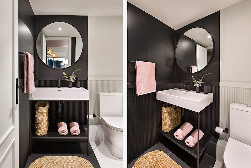 6 baños bonitos y sencillo: aseo pequeño con azulejos pintados de negro. 