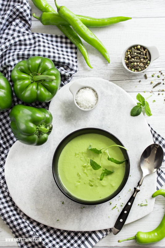 Grüne Gazpacho Rezept mit Peperoni, Paprika, Knoblauch, Gurke #sommerrezepte #gazpacho #grünegazpacho #peperoni #suppe #cleaneating #kaltesuppe